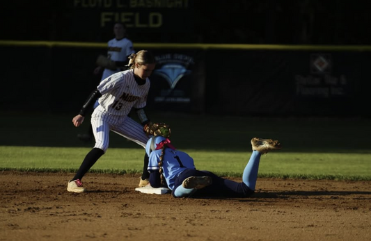 Hot Bats Of Austin And Huntingford Slash First Fight Defense In Rivalry Game Manteo 5 First Flight 1